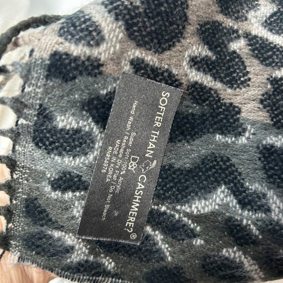 Softer than Cashmere? D&Y Black/White Mob Wife Animal Print Scarf - Picture 10 of 11